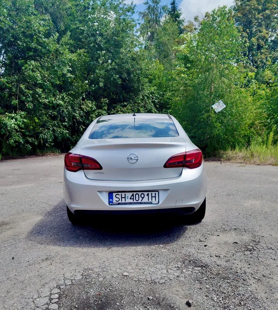 Opel Astra J — tył