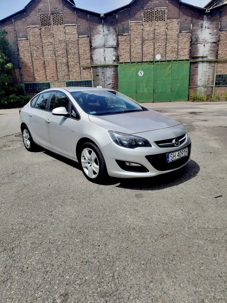Opel Astra J — ujęcie 4